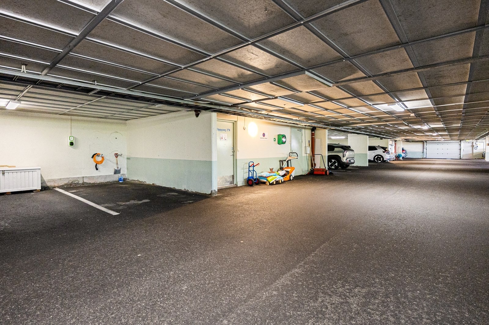 Leiligheten disponerer fast garasjeplass og en ekstern bod i kjelleren. Galleribilde