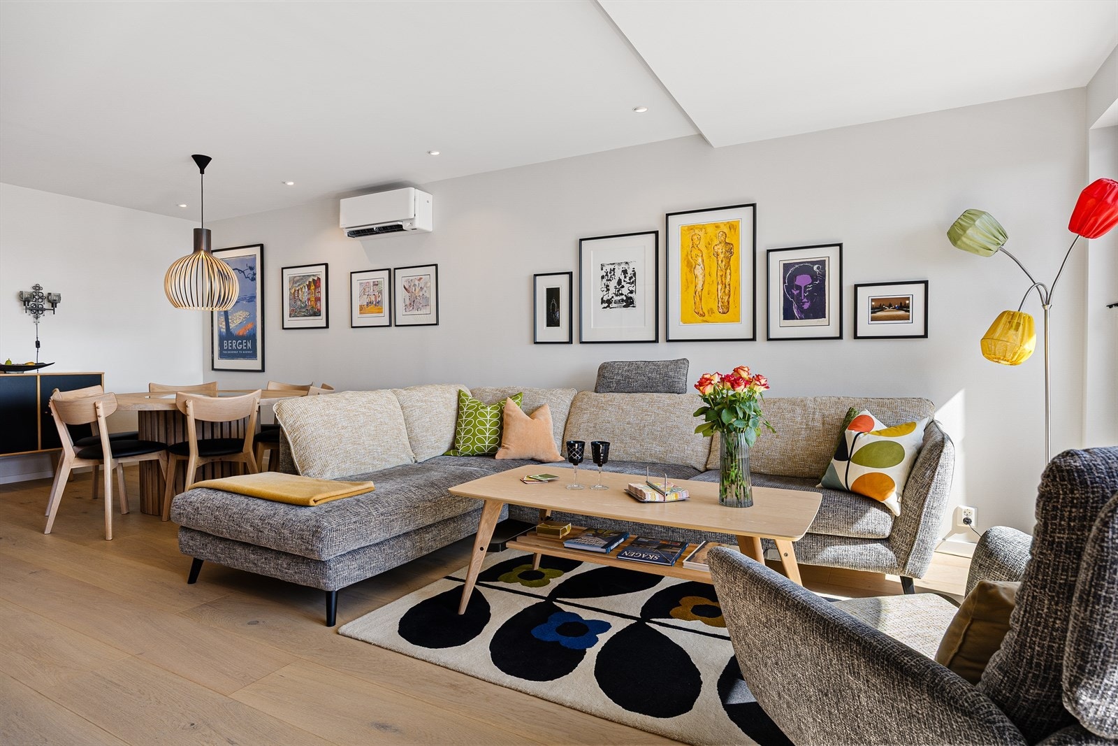 Stuen har god plass til både sofagruppe og spisebord. Galleribilde