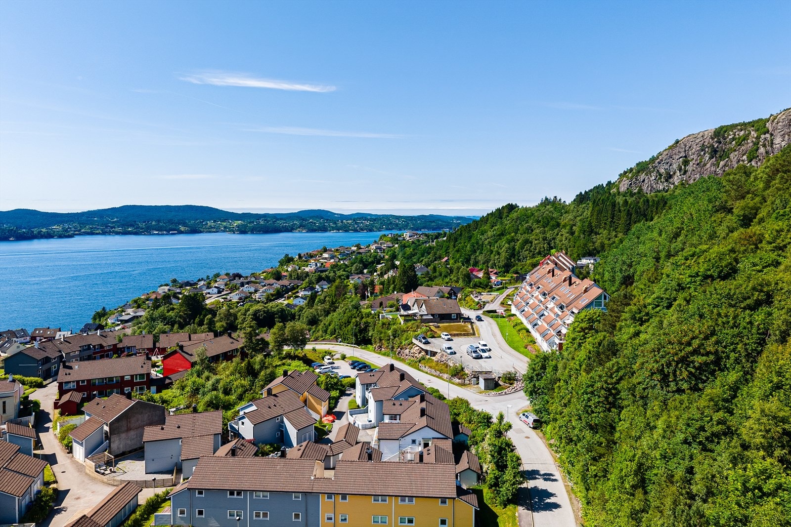 Beliggenhet med nærhet til både skog, mark og sjø. Galleribilde