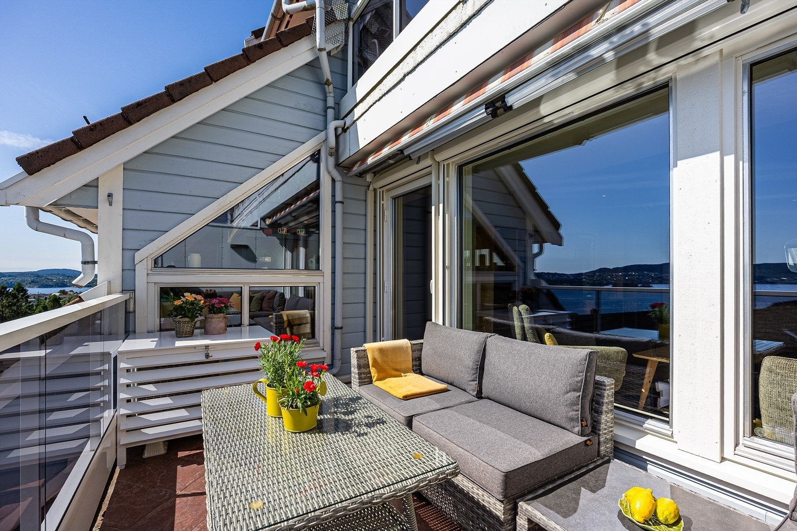 Terrassedør i tre med isolerglass fra stuen. Galleribilde