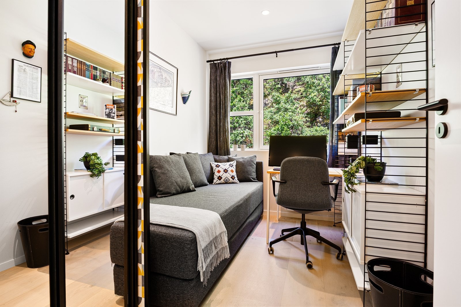 Det ene soverommet er i dag innredet som kontor og gjesterom. Galleribilde
