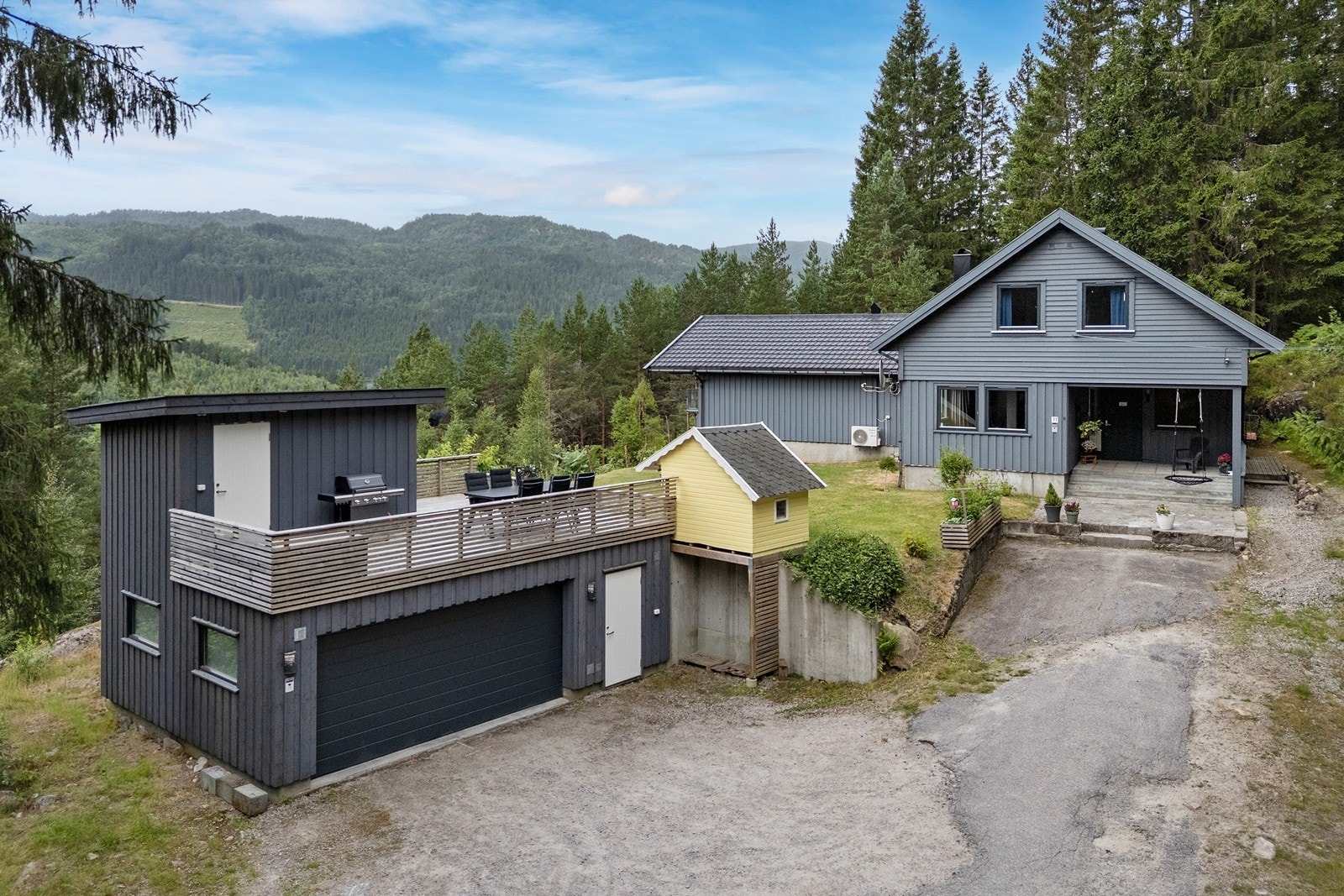 Nyere romslig garasje ( 2020) med hagestue på toppen. Galleribilde