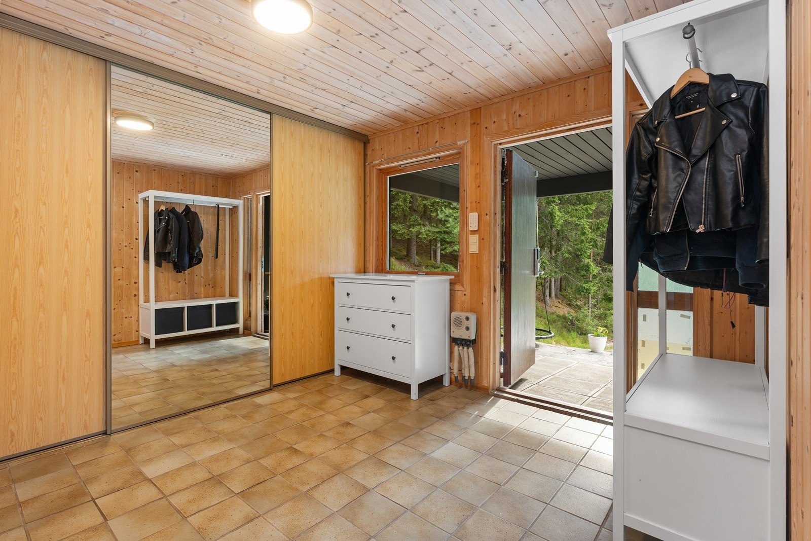 Velkommen inn! Romslig entre med stor skyvedørsgarderobe Galleribilde