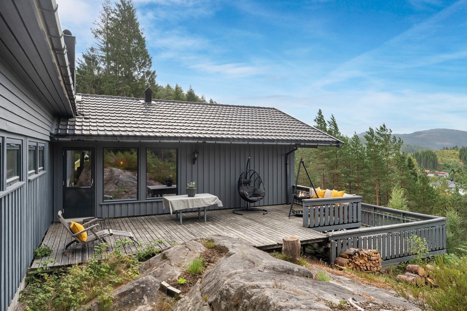 Store usjenerte terrasse på to av boligens sider Galleribilde