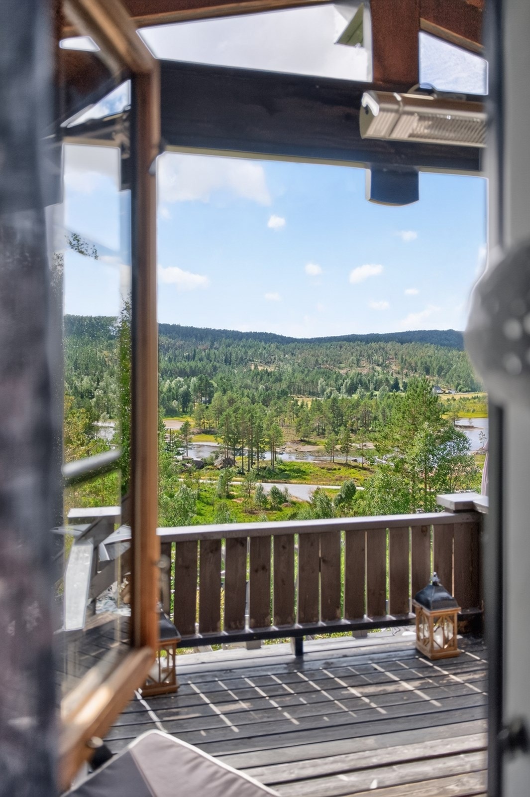 Hytta ligger flott og solrikt til i et etablert hyttefelt med nydelig utsikt over Haukomvannet Galleribilde