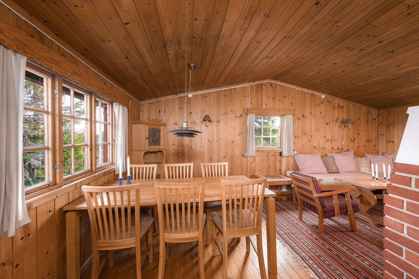 Spisestuen har plass til langbord for felles måltider. Galleribilde