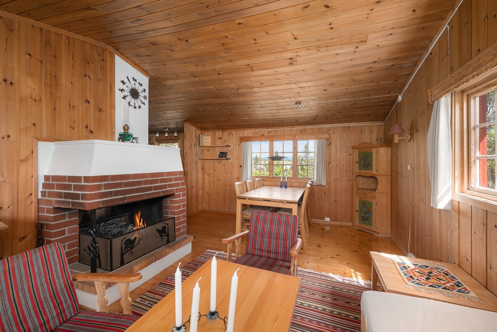 Stuen er hyttas samlingspunkt, med åpen peis og vedovn for varme og hygge. Galleribilde