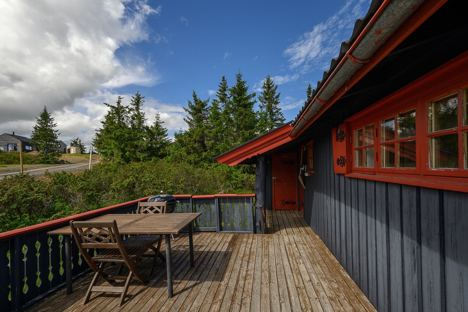 Verandaen er oppført i trekonstruksjoner og har plass til en sittegruppe. Galleribilde