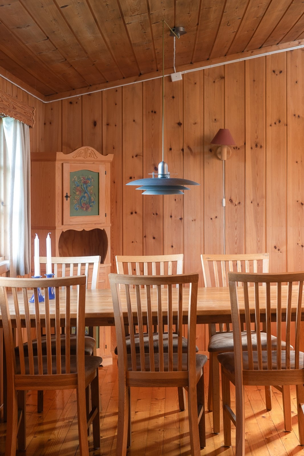 Gjennomgående bruk av trepanel på vegger og i himling gir en klassisk hyttestil. Galleribilde
