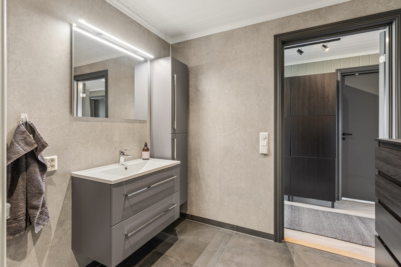 Badet har fliser på gulv og baderomsplater på vegger. Galleribilde