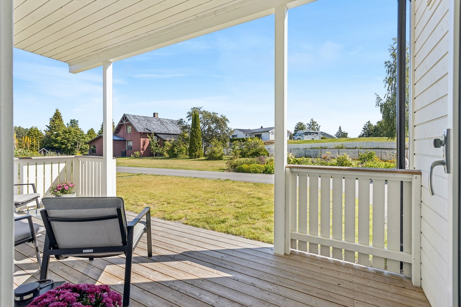 Terrasse ved inngangspartiet. Galleribilde