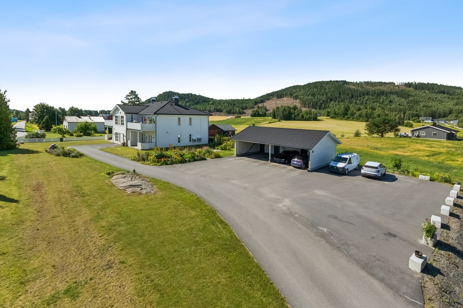 Carport med elbil-lader og sportsbod. Galleribilde