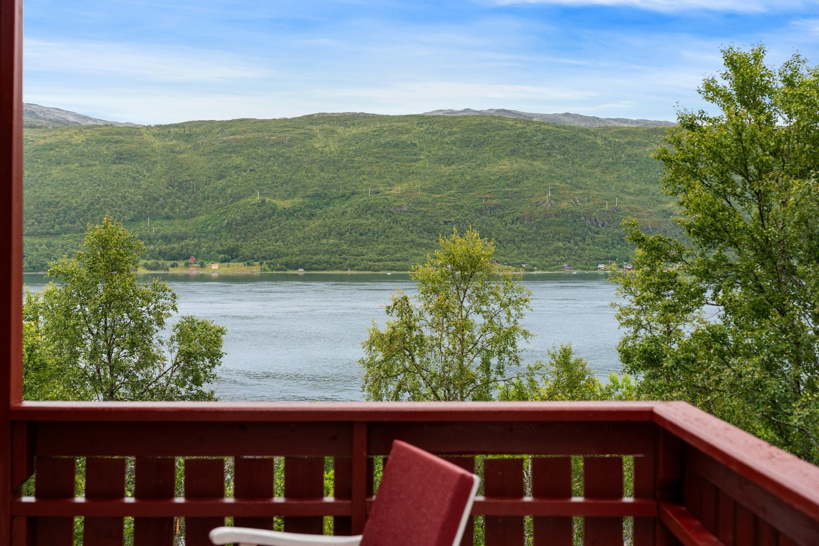Idyllisk enebolig med tilbaketrukket og stor tomt.