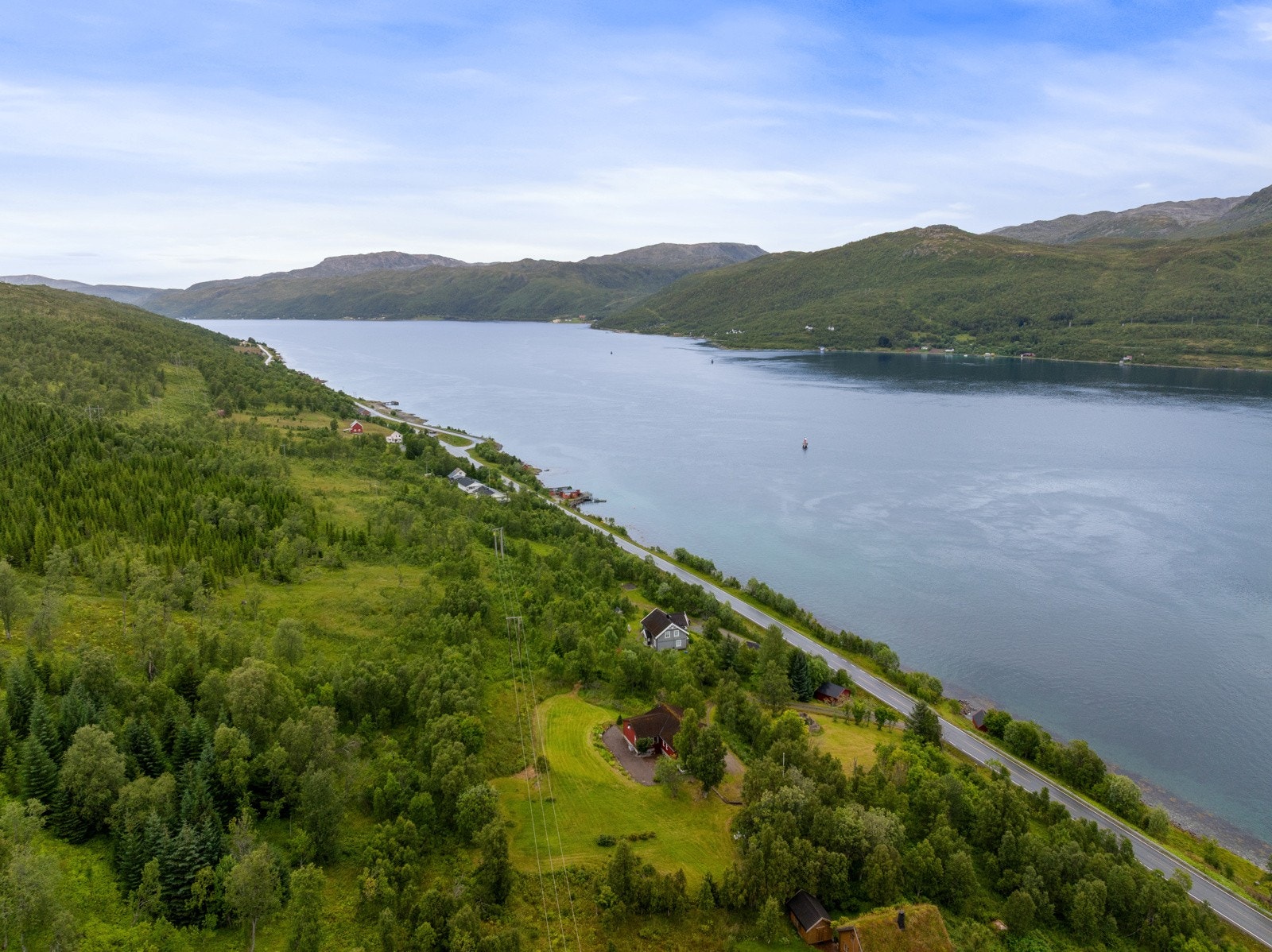 Idyllisk beliggenhet ved skog og mark - Egen strandlinje og naust!