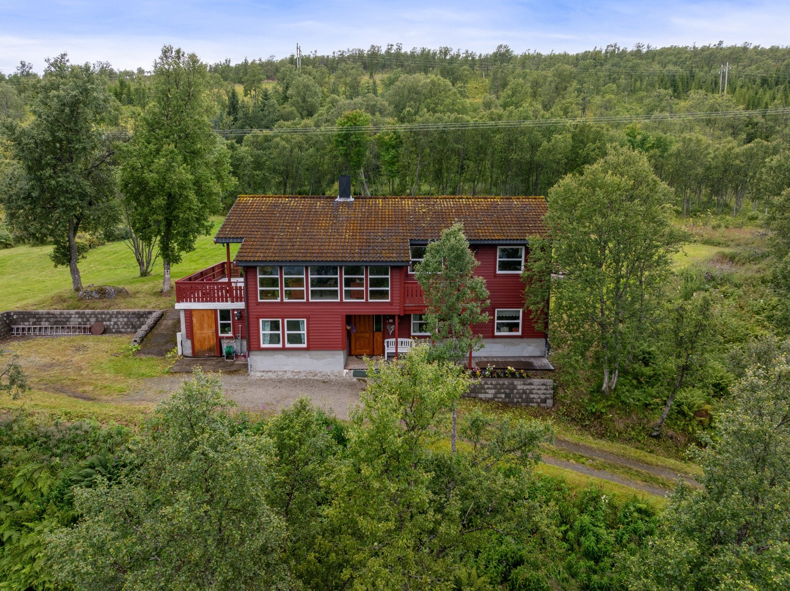 Med den store tomten får du en mer tilbaketrukket og privat livstil.