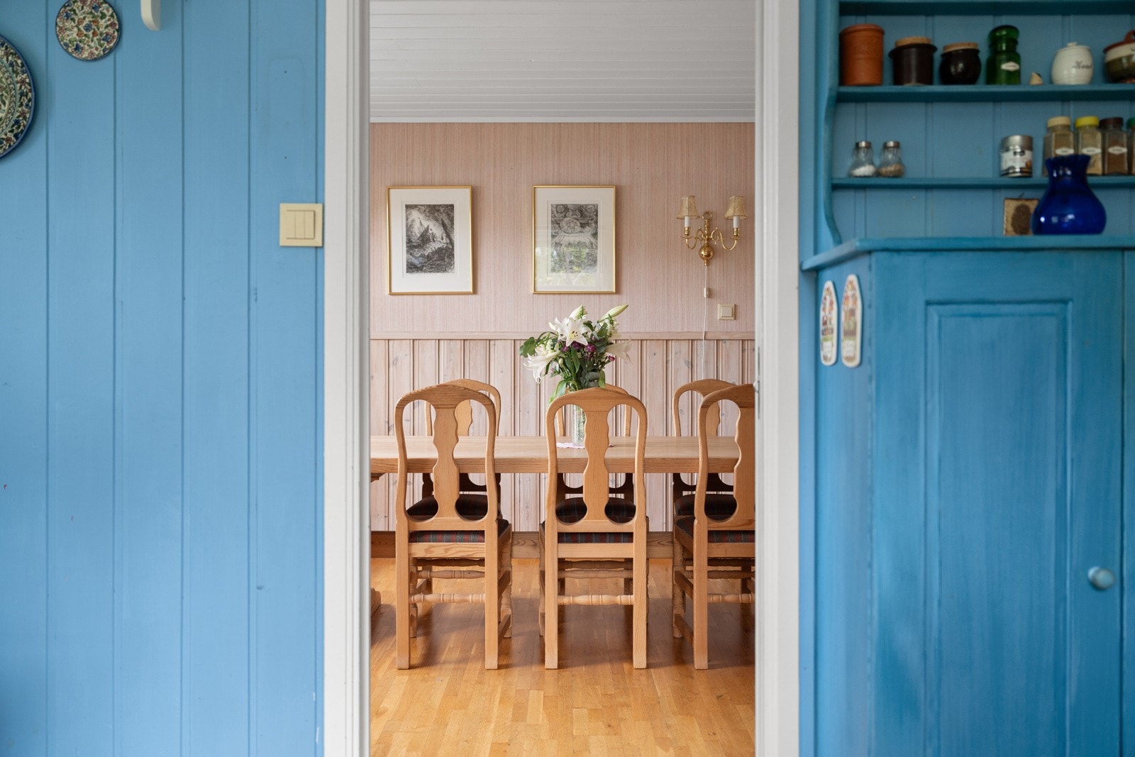 Fra kjøkkenet kommer du videre inn til spisestuen.
