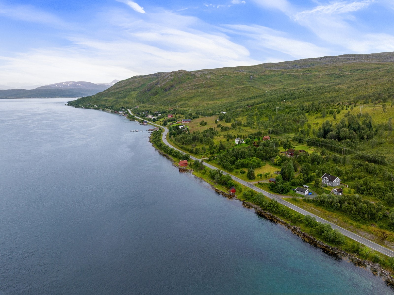 Ca 15 minutter fra Tromsøya finner du Salarøyvegen 1566!