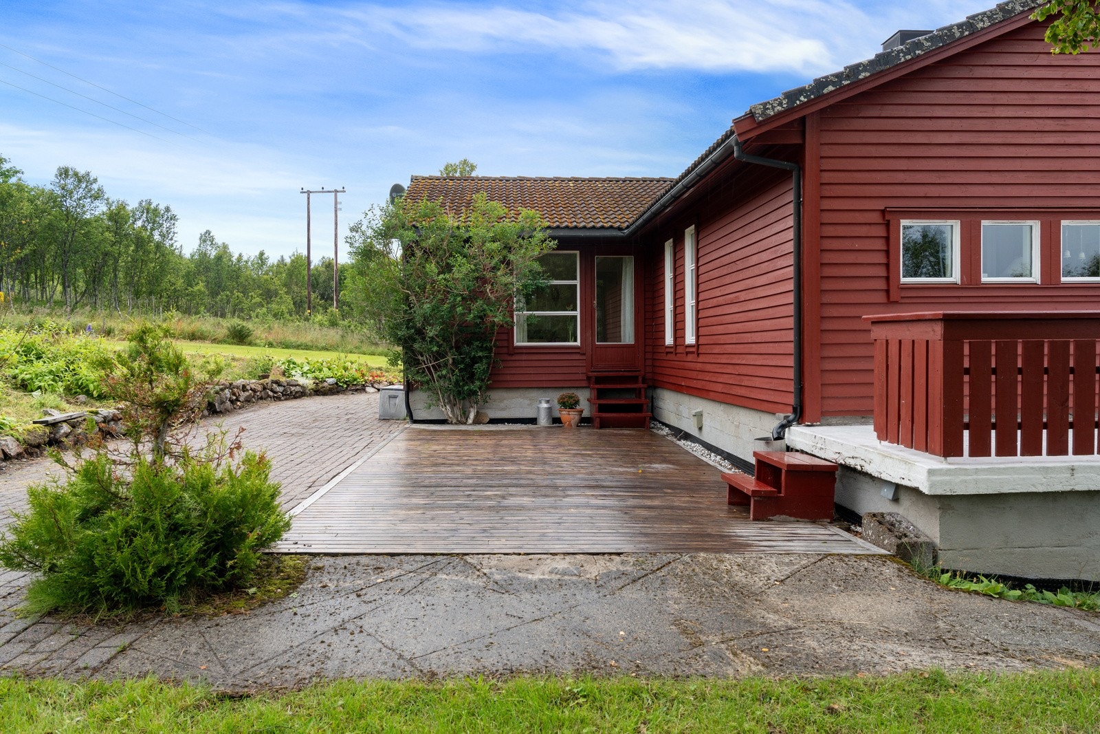 Platting på baksiden av huset. Her kan du nyte lange sommerdager!
