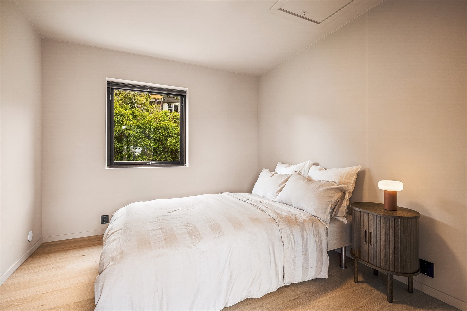Soverom nr 2 er også romslig med god plass til seng og ønsket møblering. Galleribilde