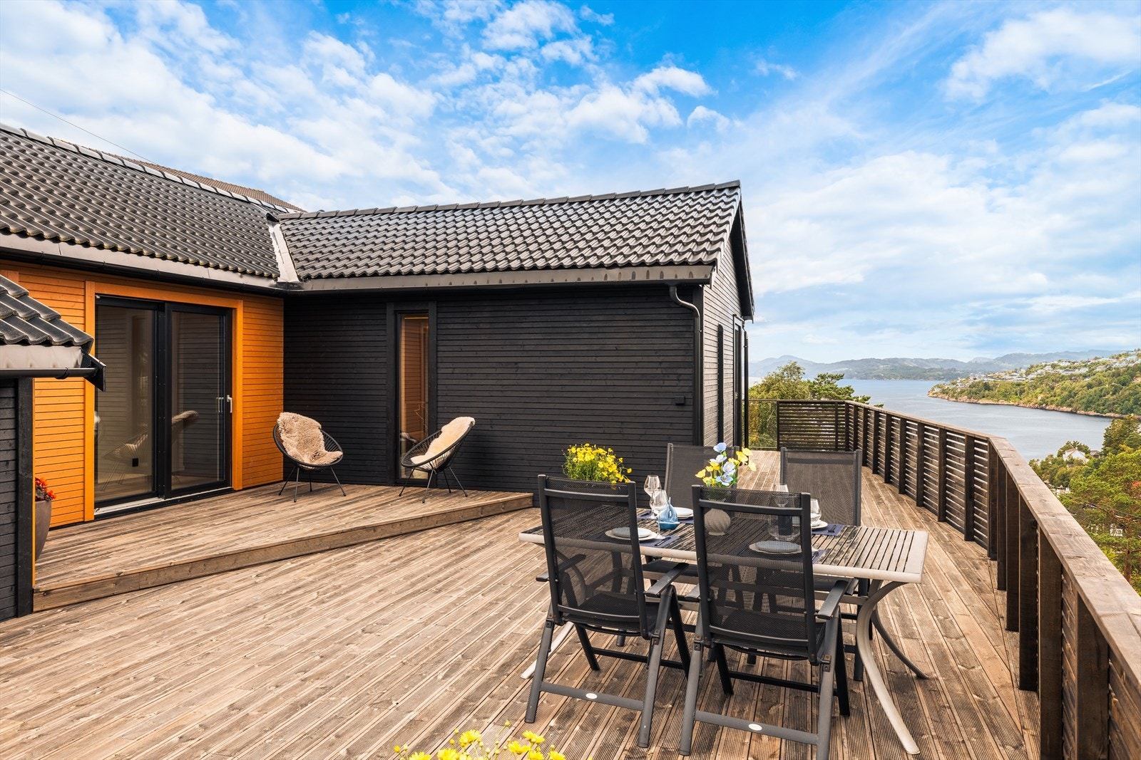 Terrassen er en attraktiv forlengelse av boligens oppholdsarealer, med gode muligheter for å etablere flere soner med spisegruppe, lounge og grill. Galleribilde