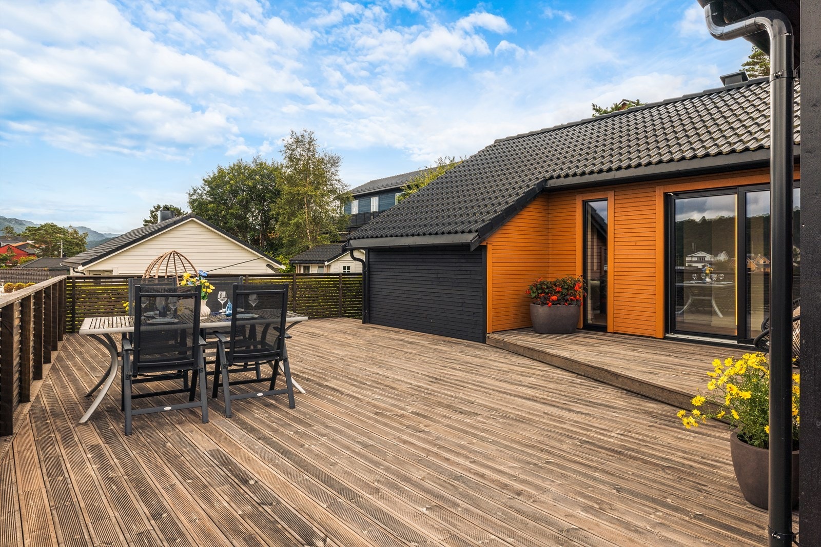Terrassen går rundt hele boligens fremside og har en fantastisk utsikt i flere retninger. Galleribilde