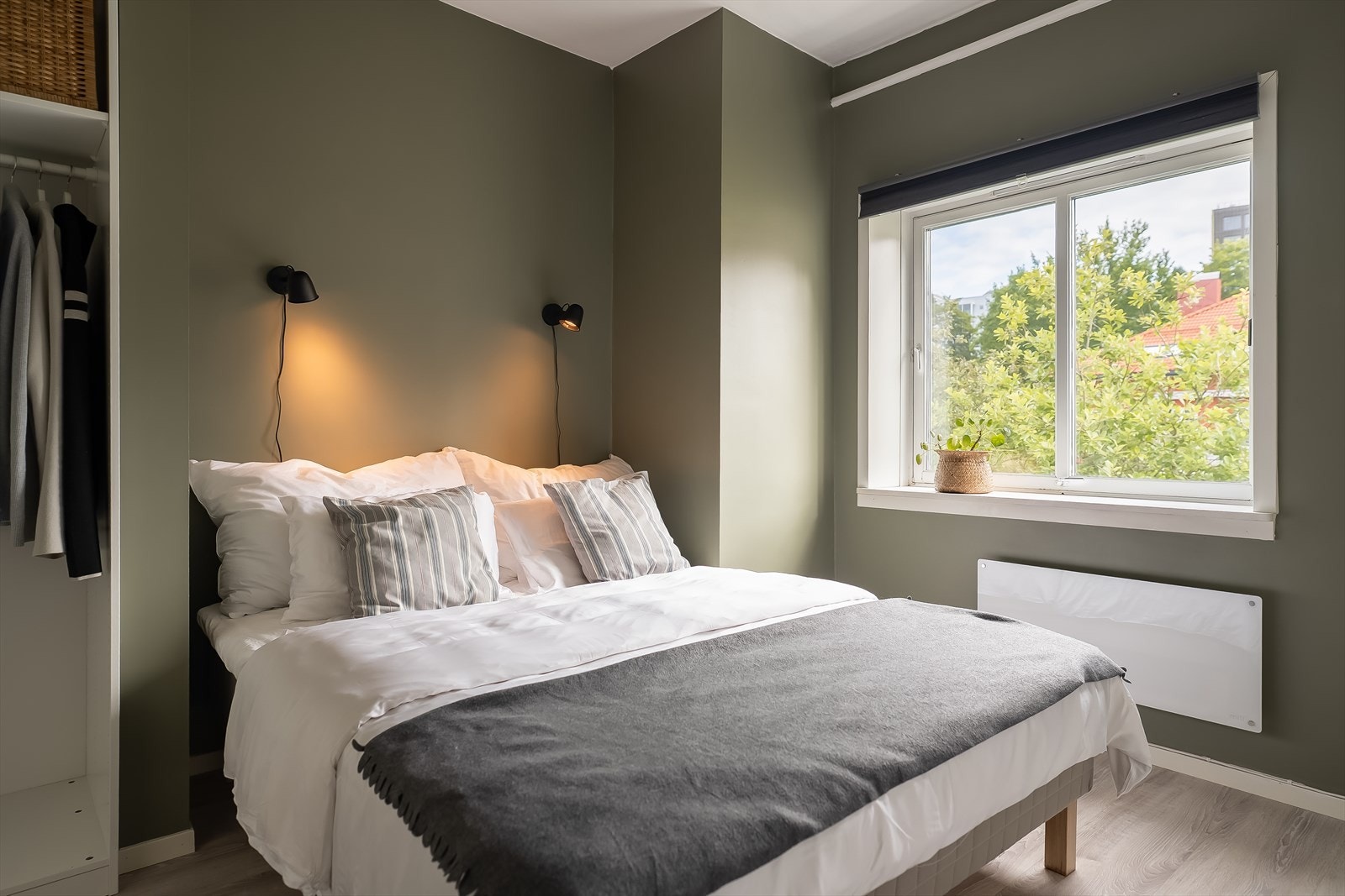 Soverommet er på gode 11 m² og vender mot rolig bakgård. Galleribilde