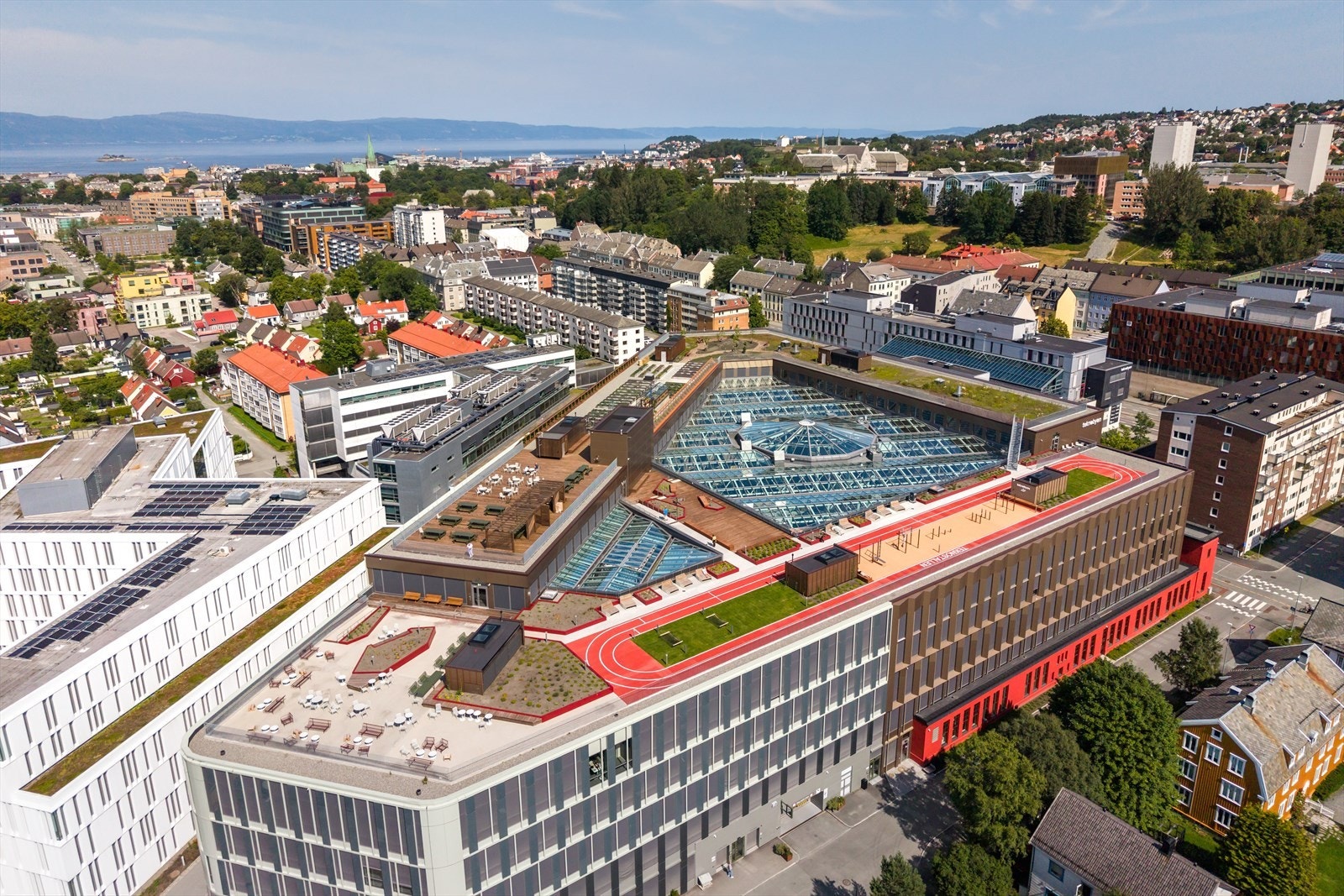 Teknostallen ligger kun ca. 5 minutters gange fra leiligheten. Her er det både butikker, kaféer, treningssenter, løpebane på taket og kontorlokaler. Galleribilde