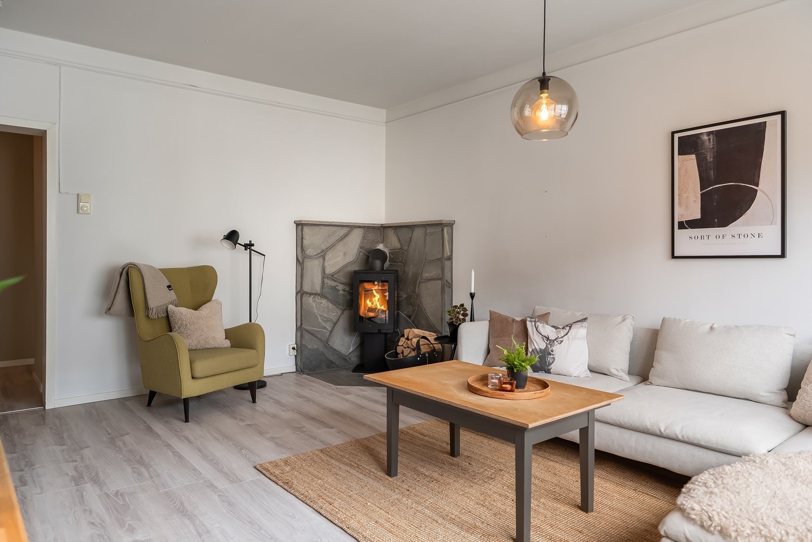 Stuen byr på god plass til stor sofagruppe og annet ønsket møblement. Galleribilde