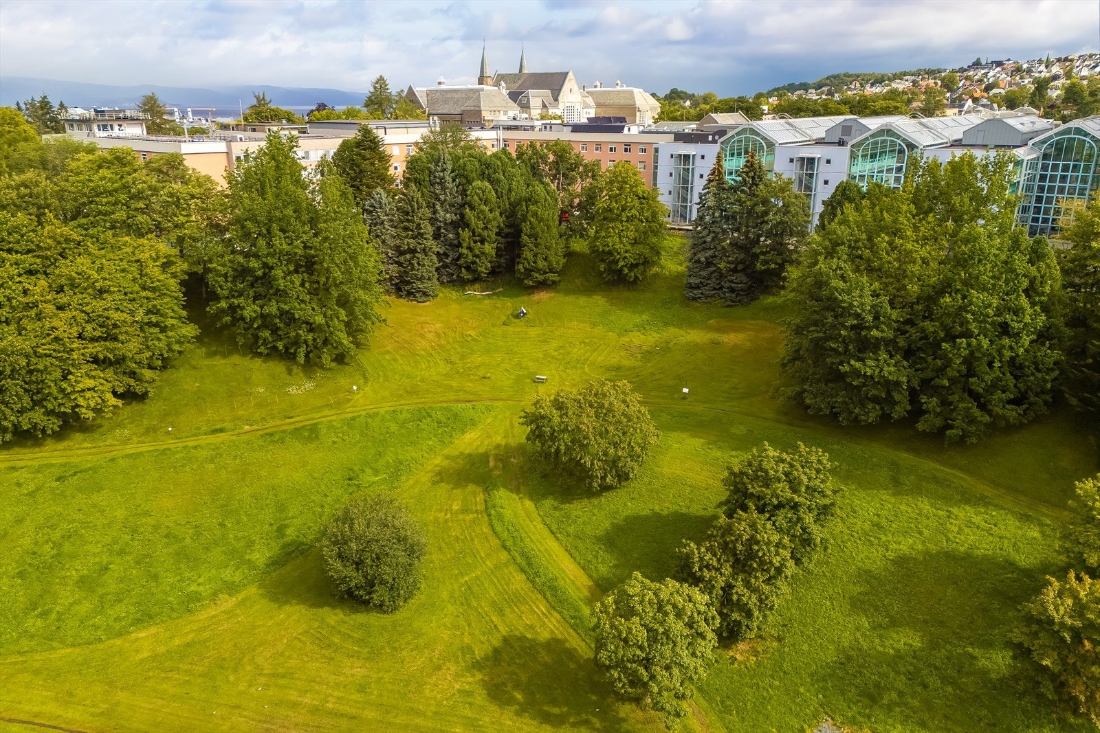 Parken ligger like ved og strekker seg et stort område, med flere opparbeidede turstier og sitteplasser. Galleribilde