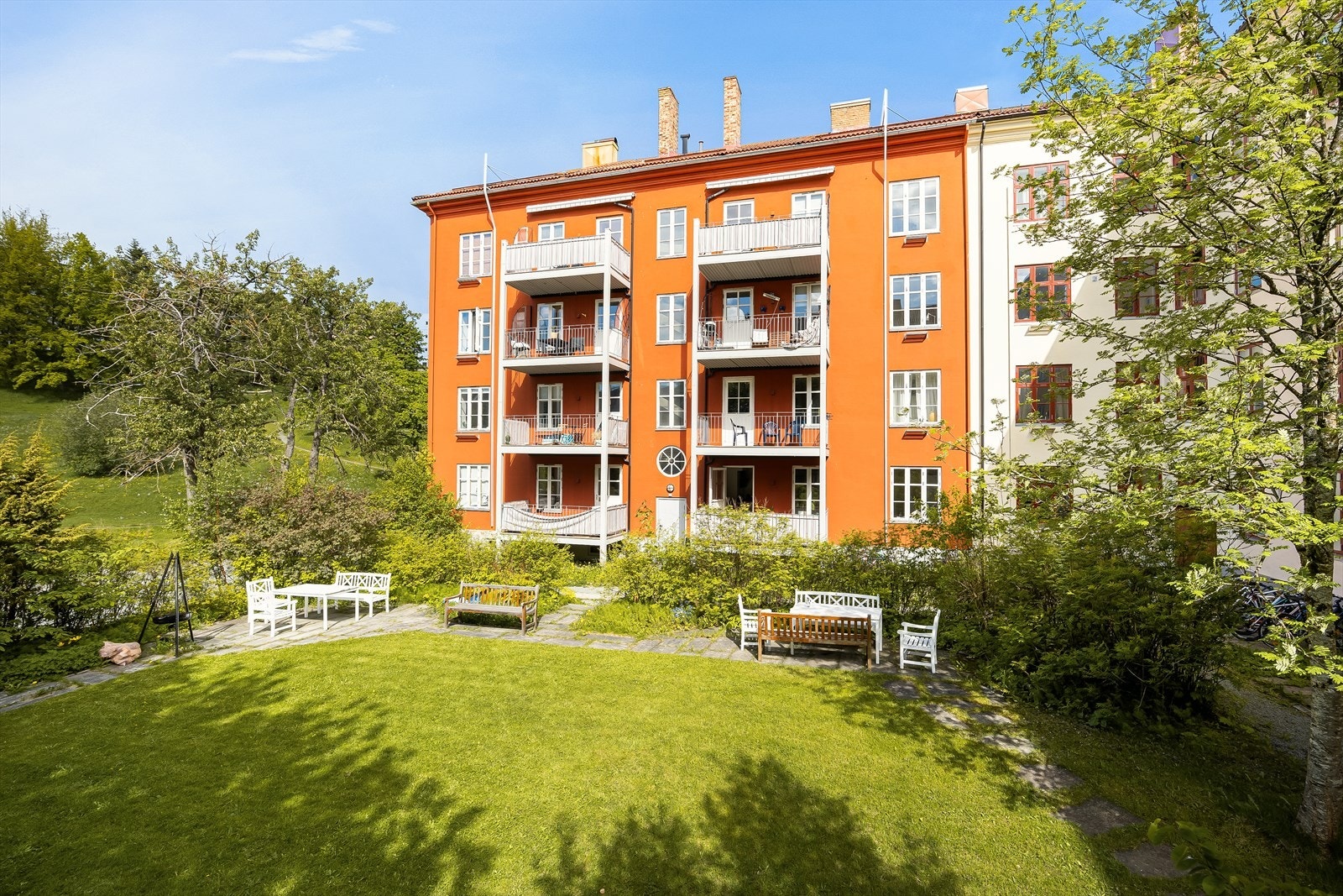 Borettslaget har pent opparbeidede fellesareal som fritt kan benyttes av beboerne. Galleribilde
