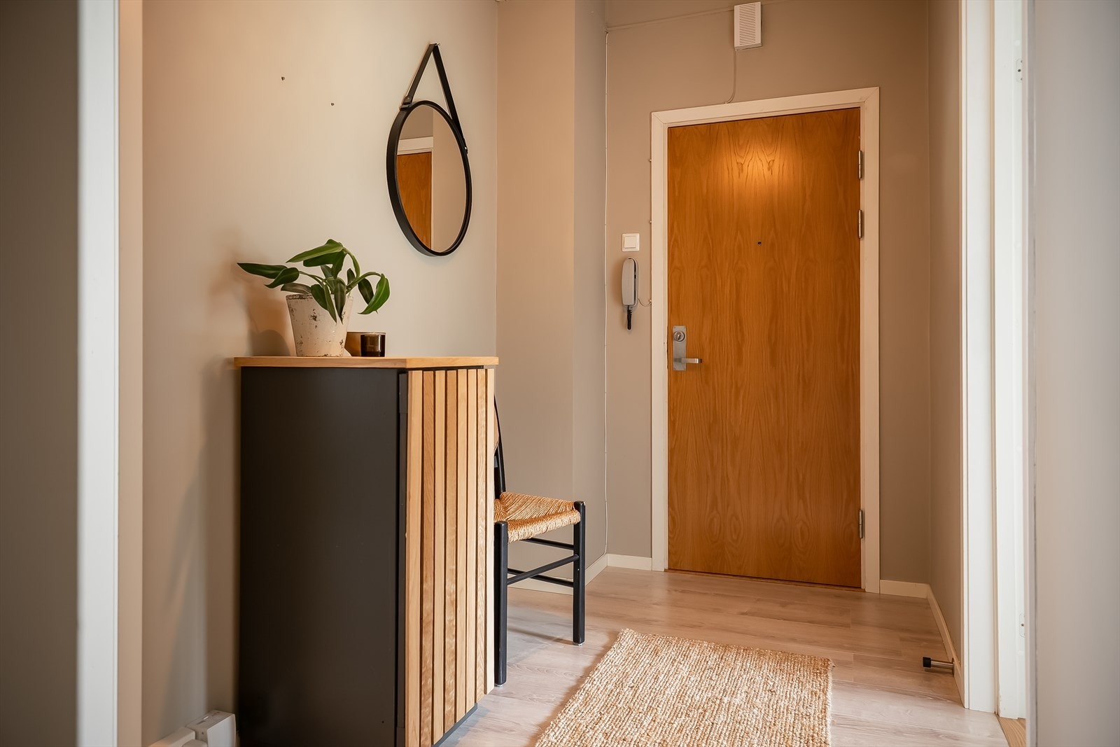 Praktisk entré på 6,5 m ², med god plass til oppbevaring av sko og yttertøy. Galleribilde