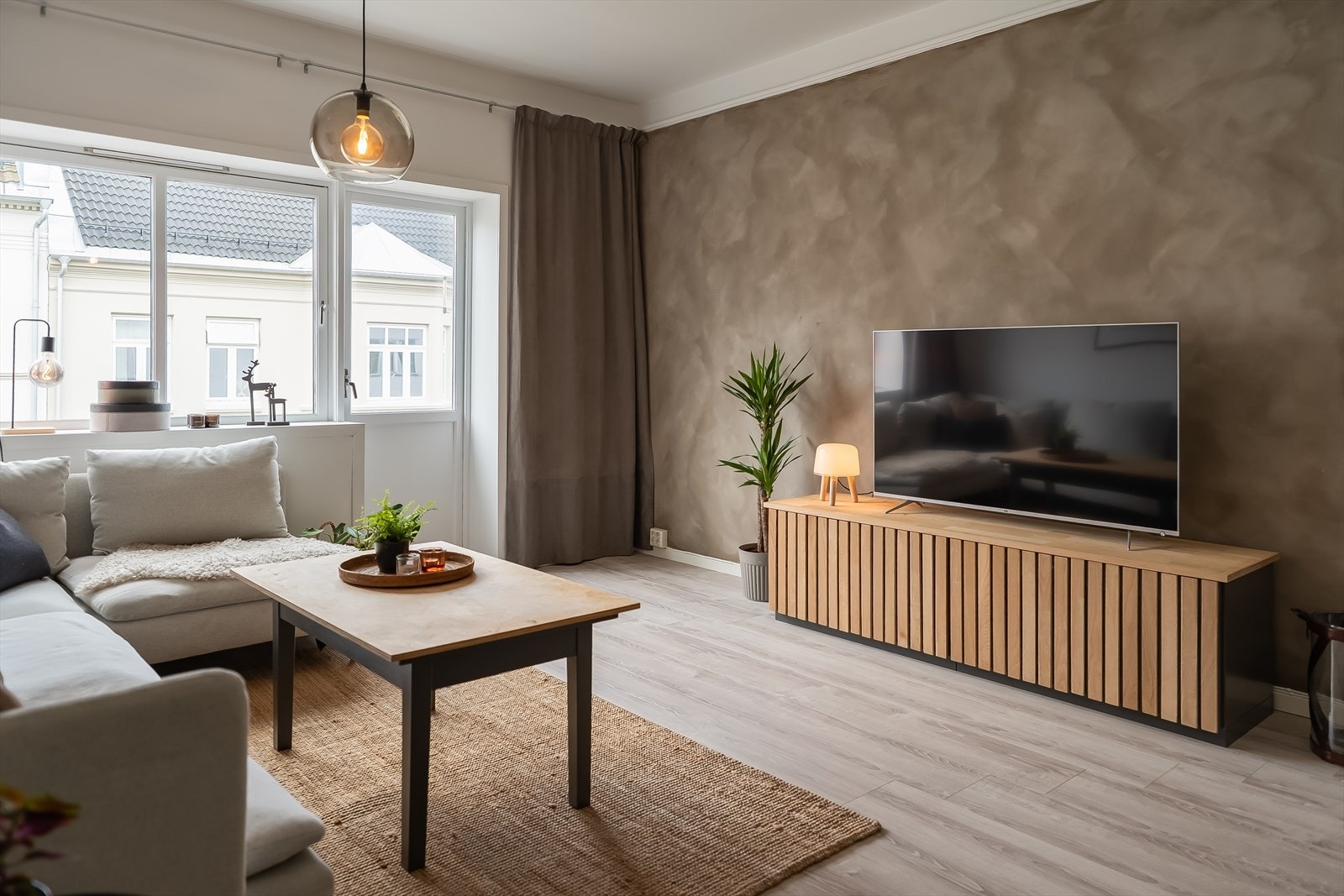 Leiligheten har en innbydende stue på hele 21 m² og har rause vindusflater som sørger for rikelig med naturlig daglys. Galleribilde