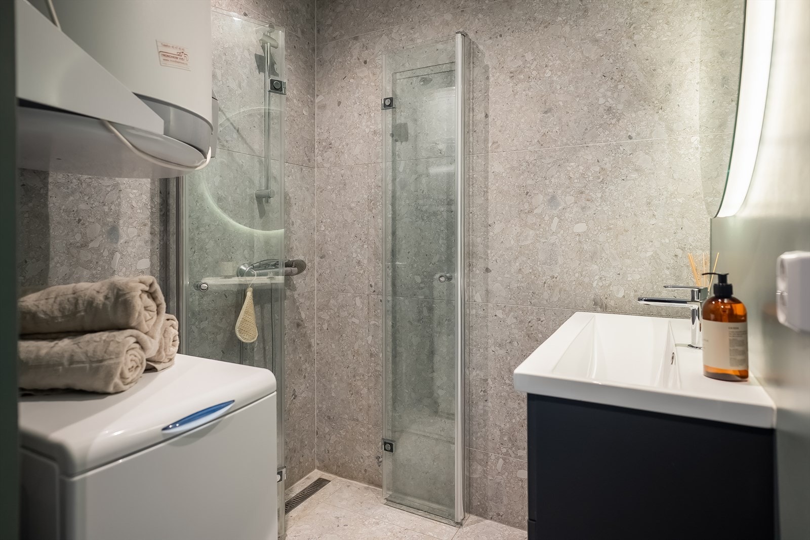 Badet ble oppgradert i 2019 med blant annet tidsriktige materialvalg og gulvvarme. Arbeid utført av Trondheim VVS, Elman Elektriker og Miro Flis. Galleribilde