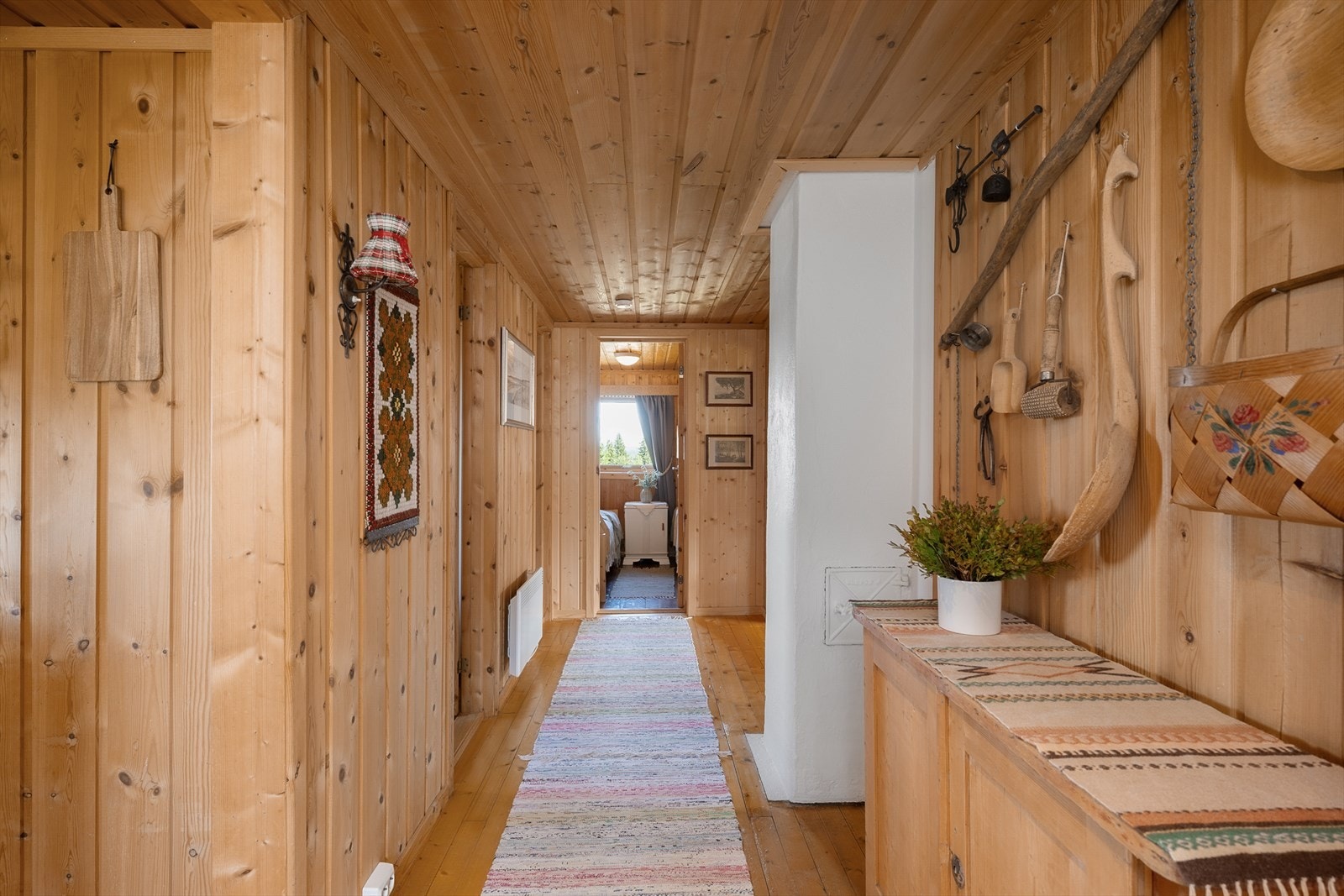 Fra gangen er det adkomst til soverommene og inn til kjøkken og oppholdsrommet. Galleribilde