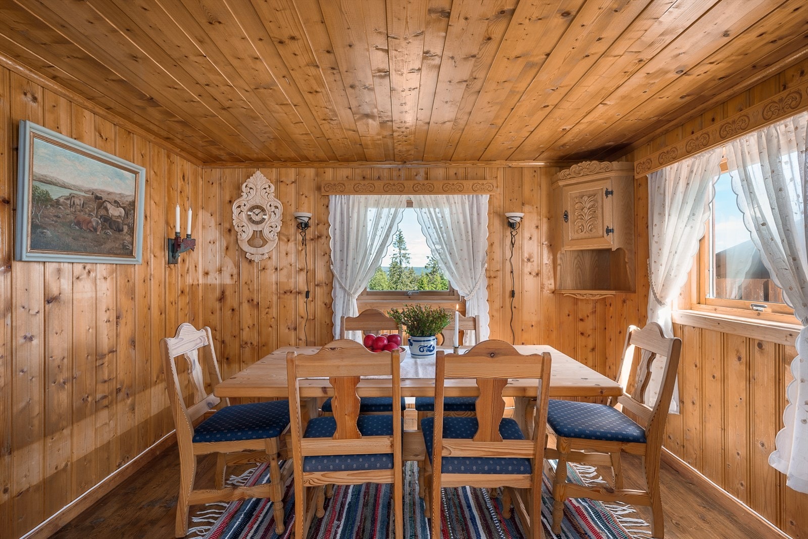 Spisestuen har plass til langbord for felles måltider. Galleribilde