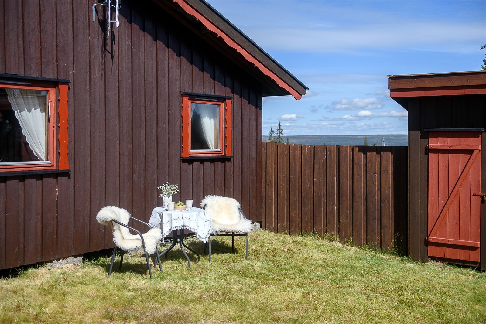 En lun krok på utsiden for morgenkaffen. Galleribilde