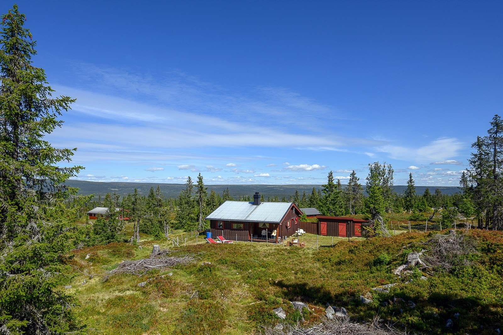 Eiendommen ligger på ca 840 moh. med skiløyper og fine turstier i nærheten av hytta. Galleribilde