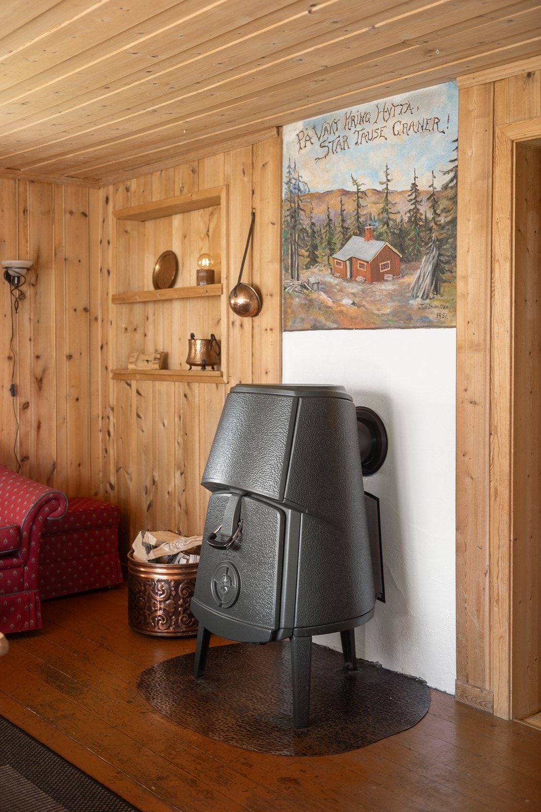 Tradisjonell stil i hytta med små detaljer som setter et personlig preg på rommet. Galleribilde