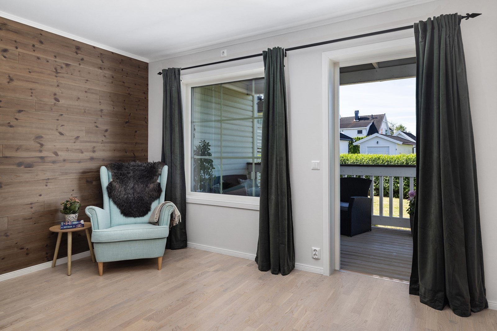 Direkte utgang fra stuen til den takoverbygde terrassen på ca. 8 m². Galleribilde