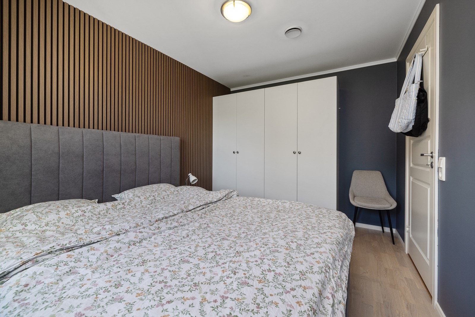 Hovedsoverommet har en moderne spilevegg og god plass til garderobeskap. Galleribilde