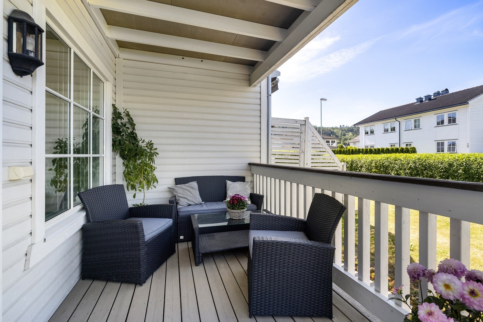 Fra stuen er det utgang til en takoverbygd terrasse med plass til en hyggelig sittegruppe. Galleribilde