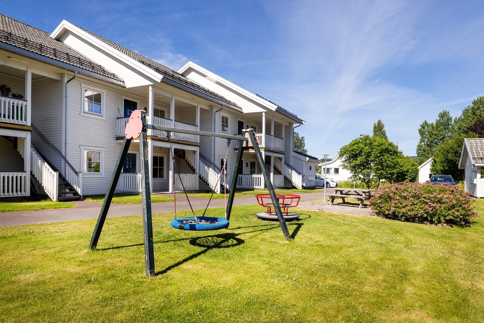 Hyggelige fellesområder med lekeplass og en grillhytte tilgjengelig for beboerne. Galleribilde