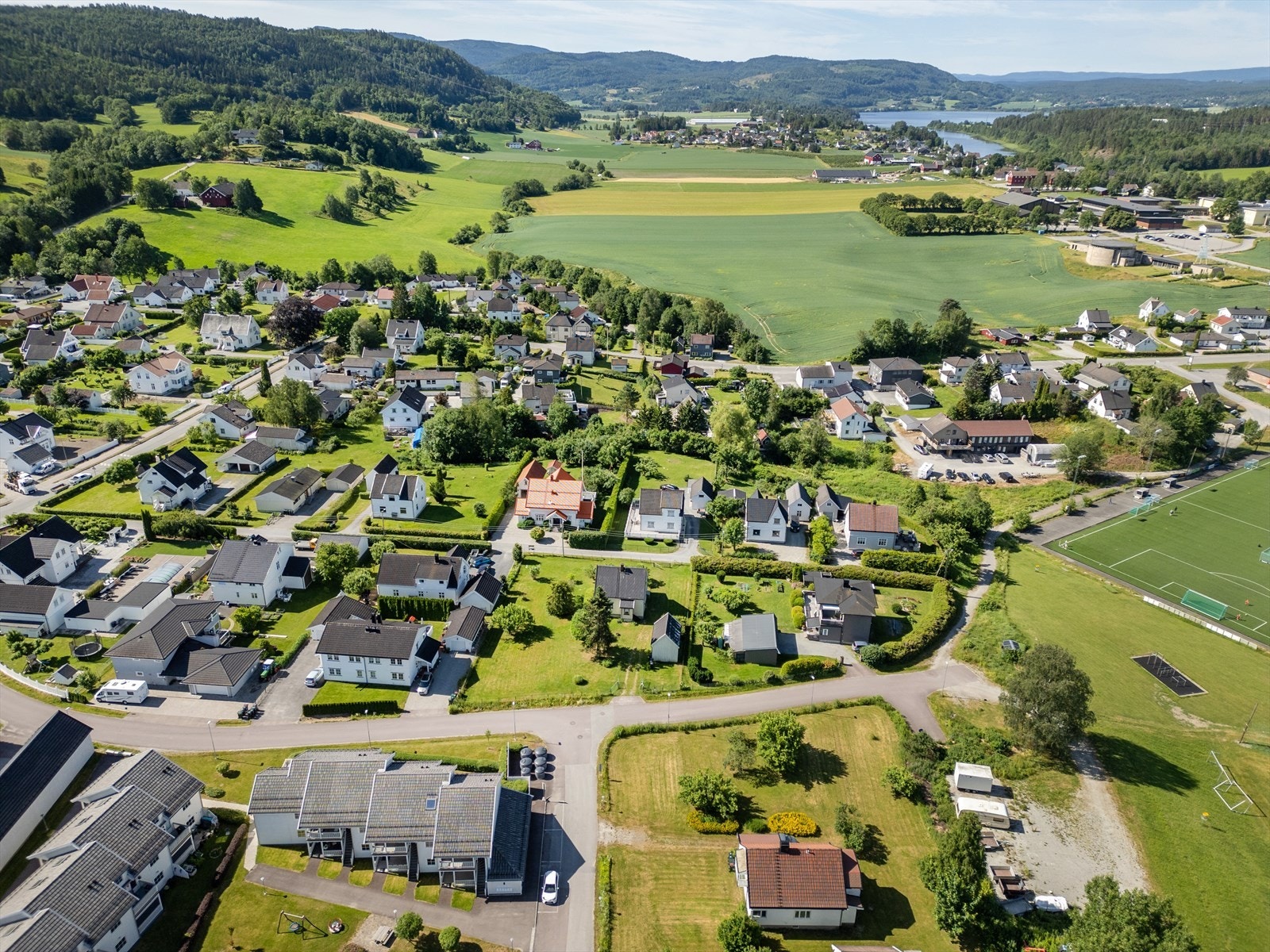 Fra eiendommen er det gangavstand til Vestfossen sentrum med alle servicetilbud. Galleribilde