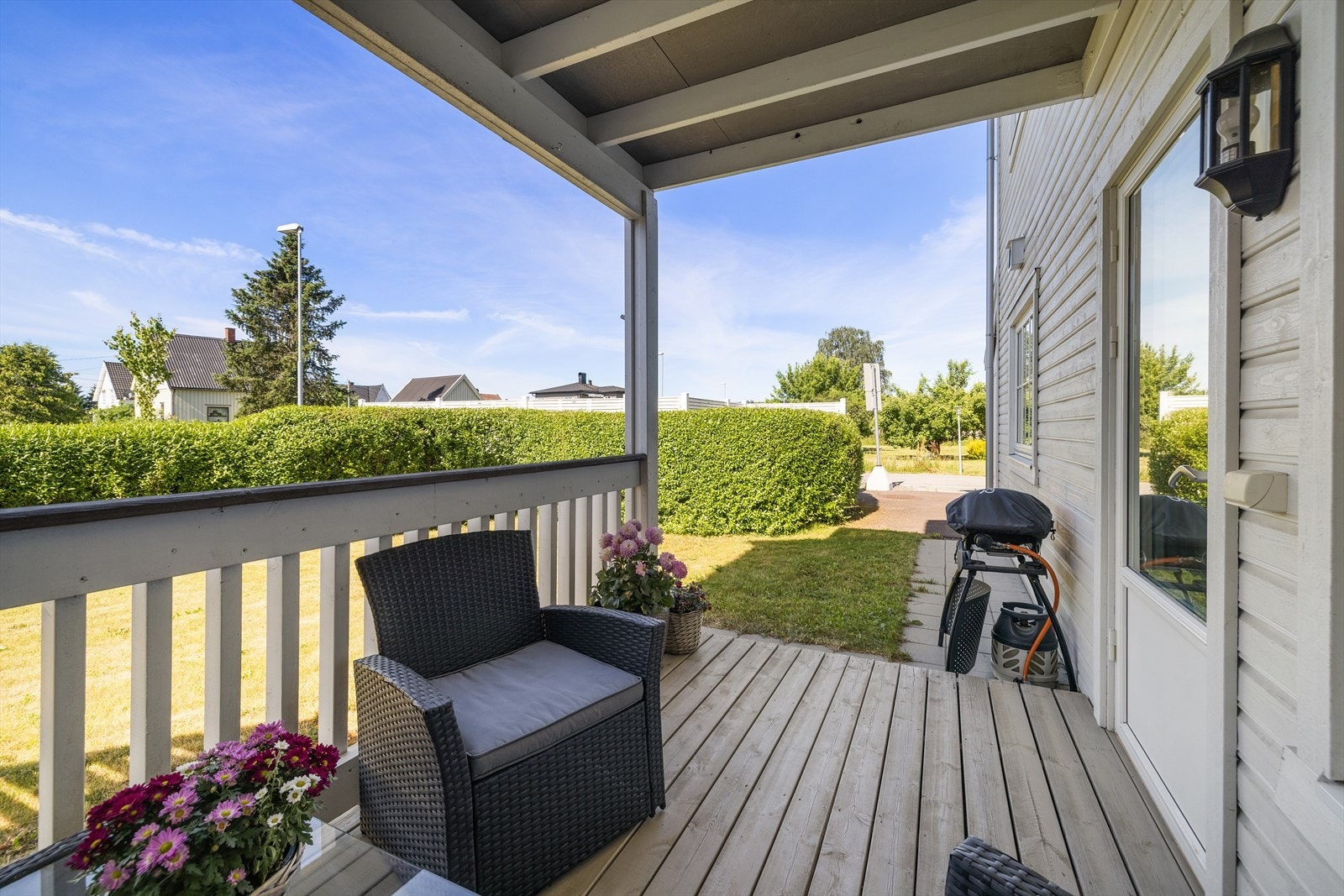 Terrassen har rekkverk med stående bord og god plass til grill og sittegruppe. Galleribilde