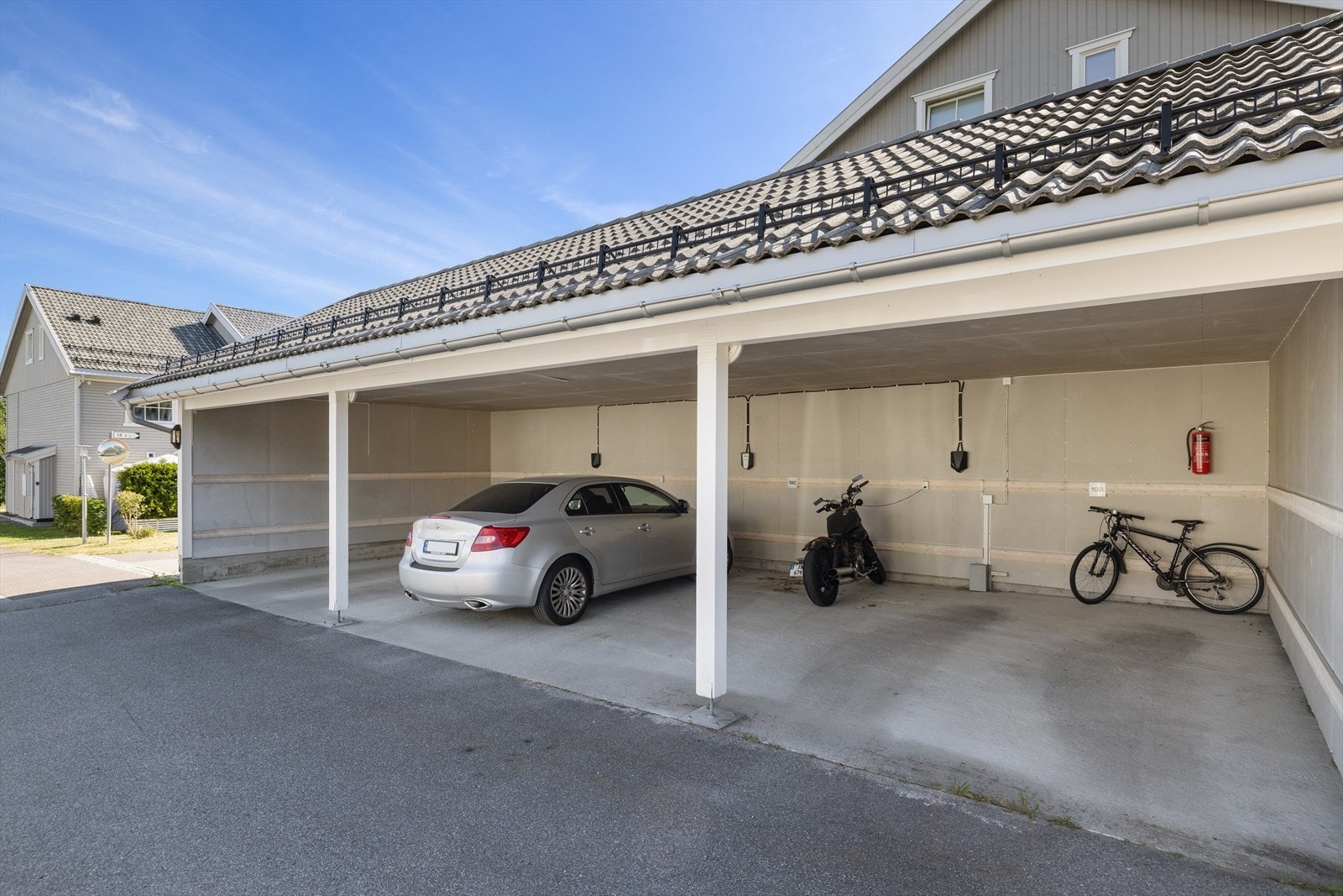 Det medfølger egen plass i carportanlegg, utstyrt med elbillader. Galleribilde