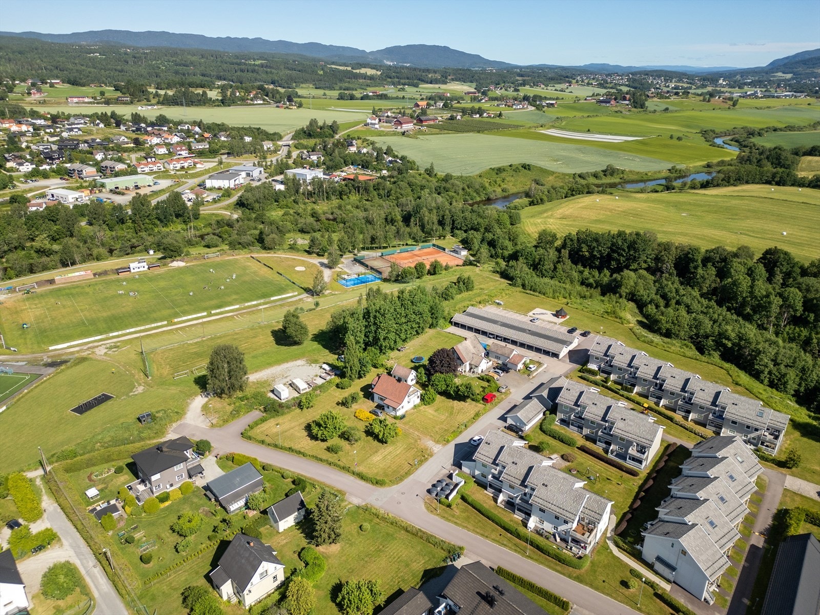Nærhet til flotte rekreasjonsområder i skog og mark, samt idrettsanlegg. Galleribilde