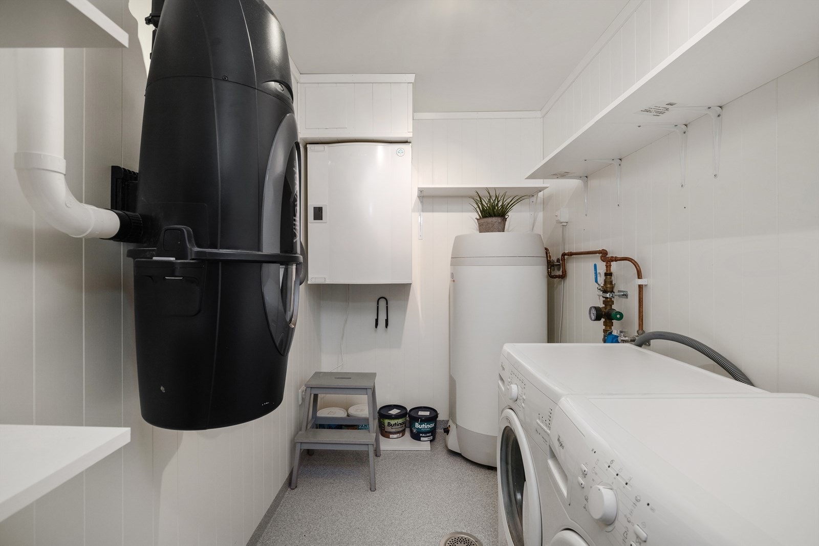 Praktisk teknisk rom med plass for vaskemaskin/tørketrommel, sentralstøvsugerenhete og aggregat for balansert ventilasjon, stor varmtvannsbereder. Galleribilde