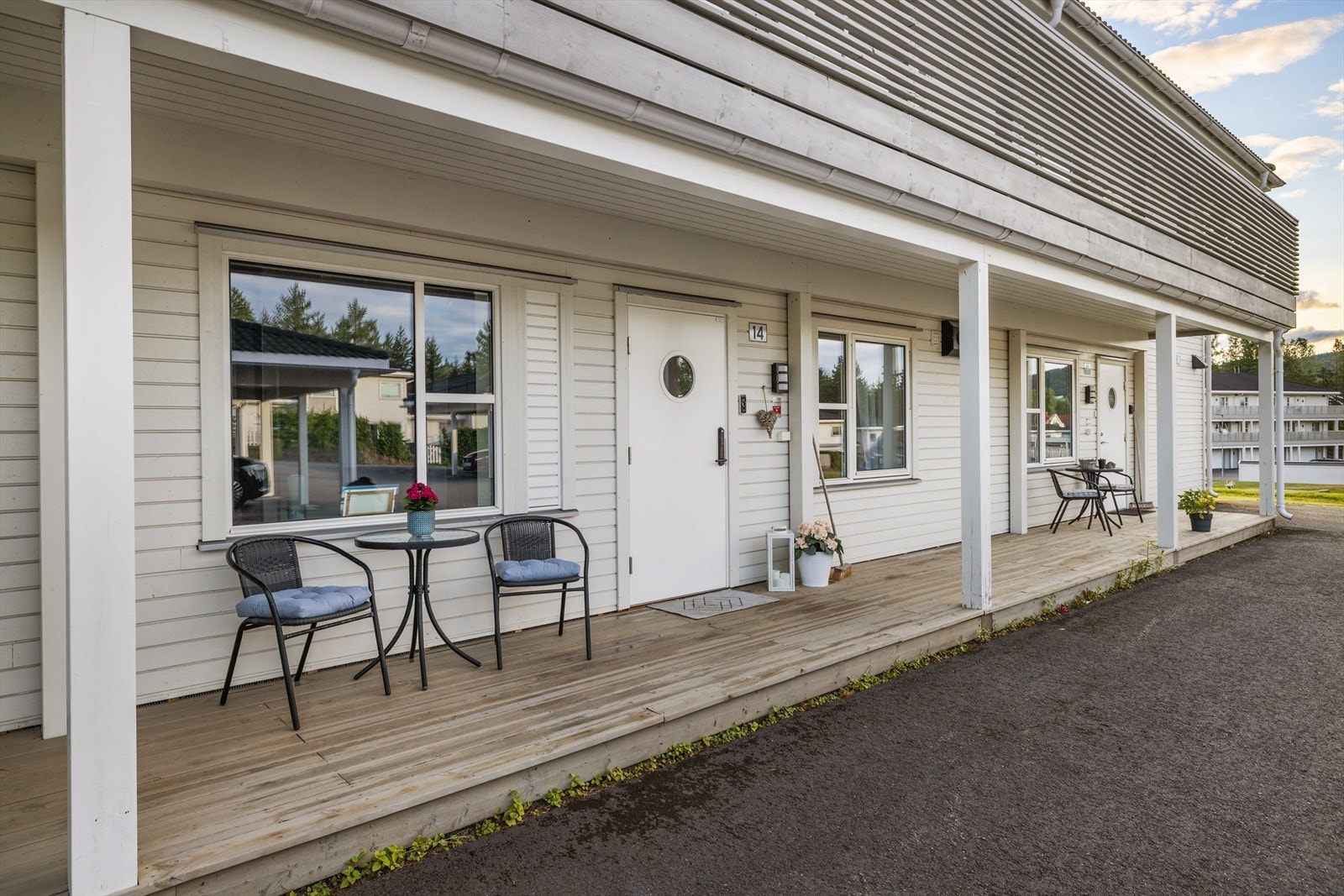 Overbygget terrasseplatting ved inngangspartiet. Galleribilde
