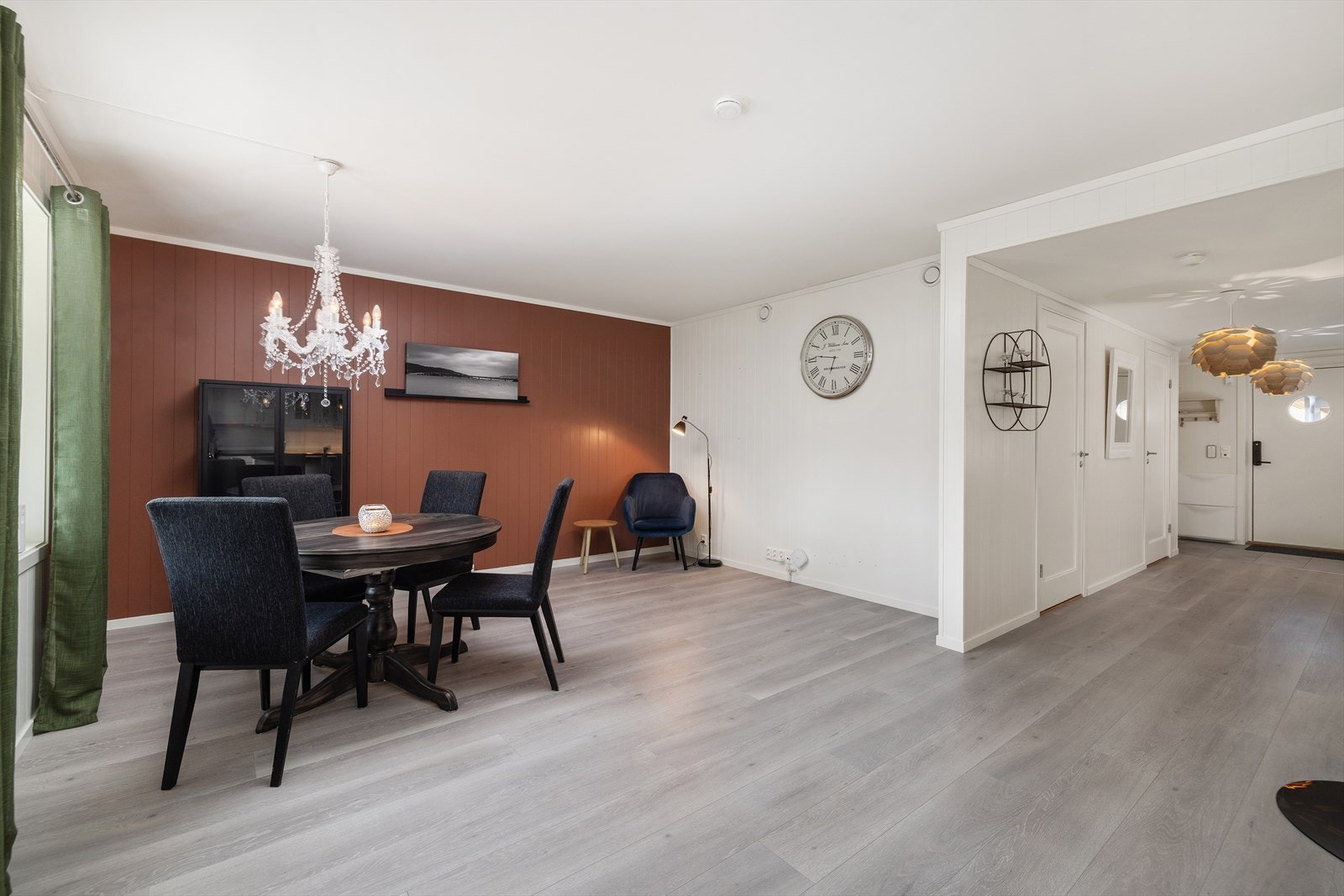 Stuen har god plass til både spisebord og en egen sofakrok. Galleribilde