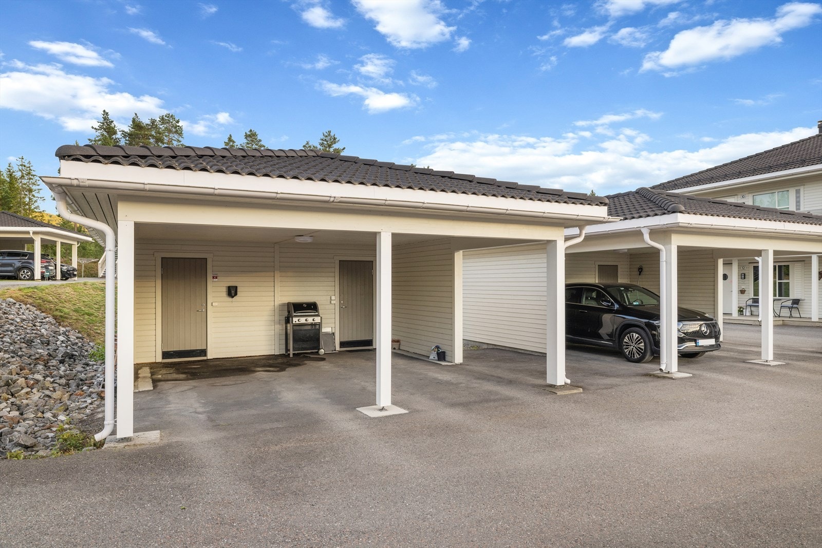 Egen carportplass med elbillader og tilhørende bod på 5 m². Galleribilde